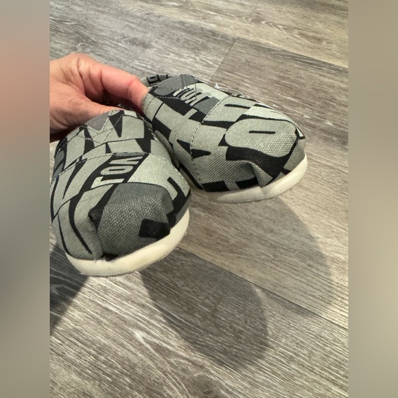 New in box - TOMS Love Black and White sneakers - Picture 4 of 10